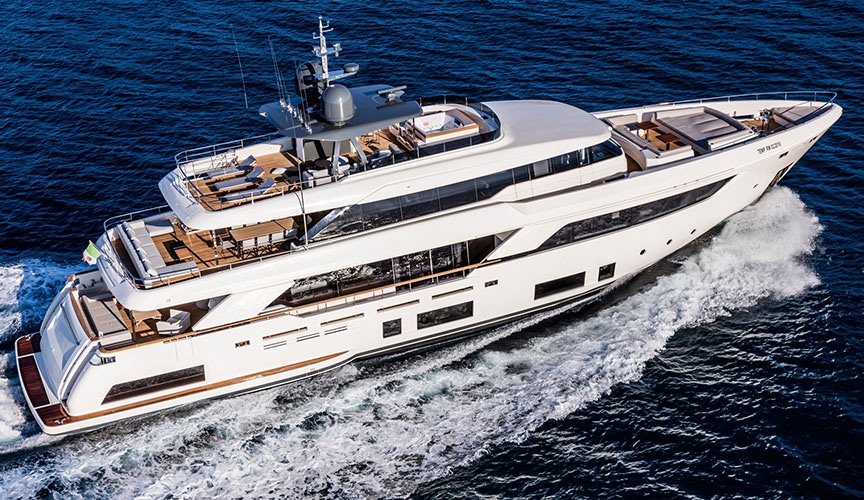 ferretti_CUSTOM-LINE-navetta_37_damonte_yachts