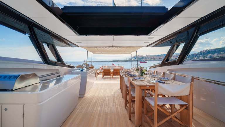 23-sunset-ferretti-1000-damonte-yacht.jpg