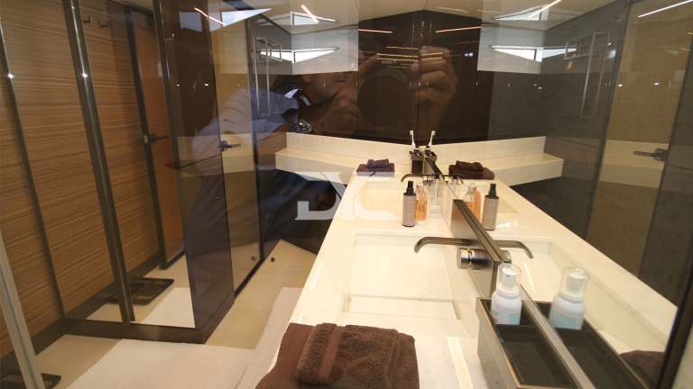 F920-05-bathroom2-mah-jong-damonte-yachts copie