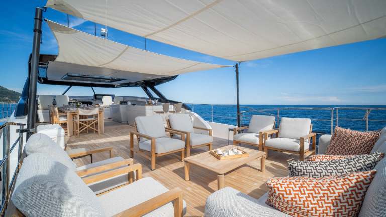 25-sunset-ferretti-1000-damonte-yacht.jpg
