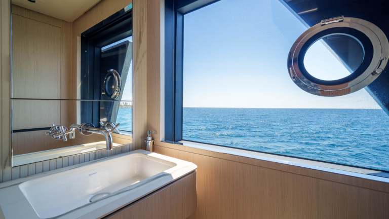29-sunset-ferretti-1000-damonte-yacht.jpg