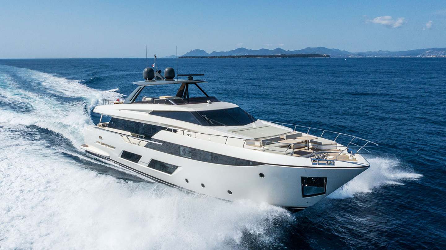 ferretti-920-damonte-yachts4