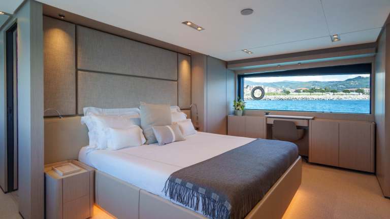 4-sunset-ferretti-1000-damonte-yacht.jpg