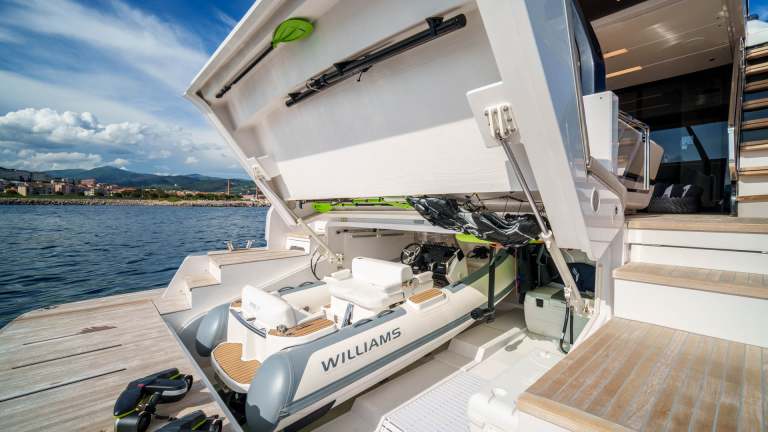 27-sunset-ferretti-1000-damonte-yacht.jpg