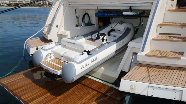 ferretti-920-garage4bis-damonte-yachts