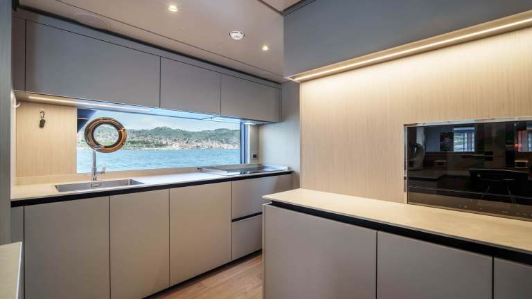 19-sunset-ferretti-1000-damonte-yacht.jpg