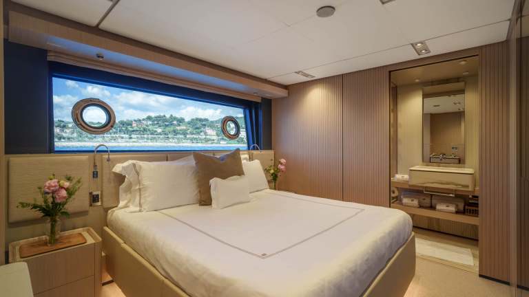 3-sunset-ferretti-1000-damonte-yacht.jpg