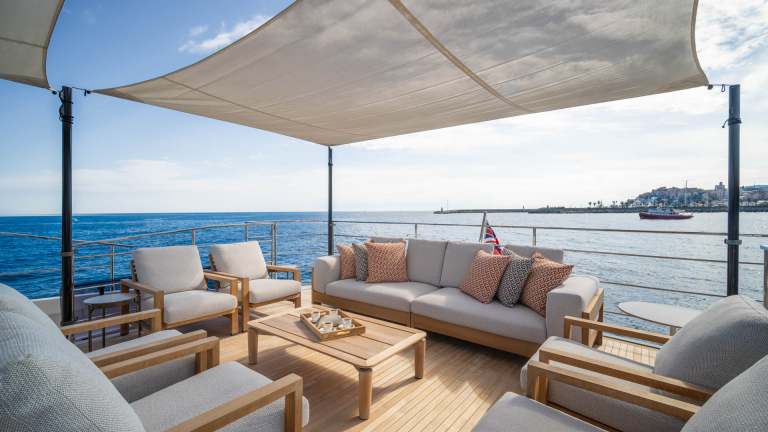 24-sunset-ferretti-1000-damonte-yacht.jpg
