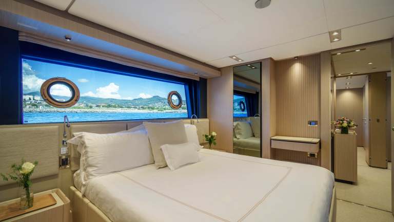 10-sunset-ferretti-1000-damonte-yacht.jpg