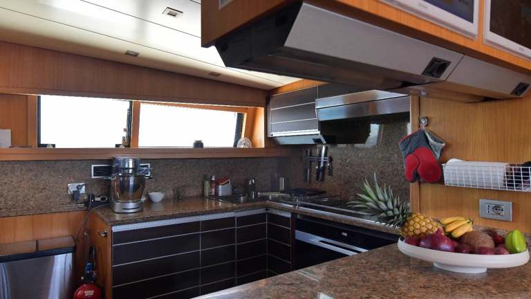 sanlorenzo-sl88-faster-galley-damonte-yachts copie